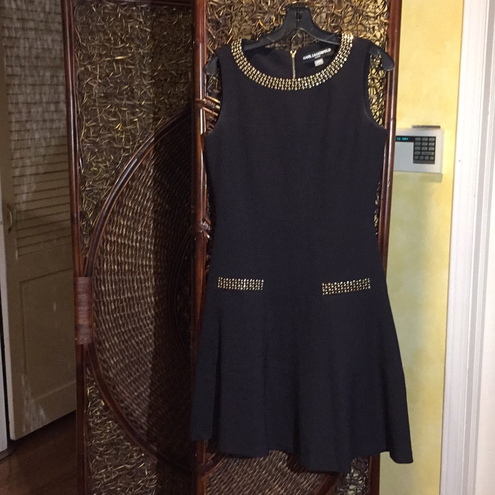 Black sleeveless dress